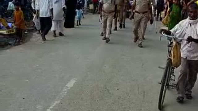 कपिलवस्तु पुलिस ने शान्ति व्यवस्था को लेकर किया पैदल मार्च 