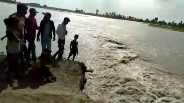 सरयू नहर कटने से सैकड़ों बीघा जमीन हुई जल मगन संकट के बादल छाए हैं महसी बहराइच