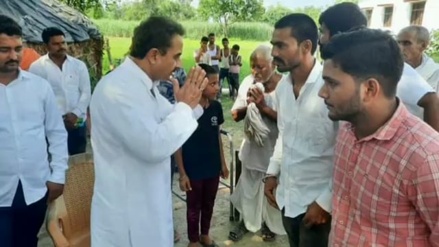 वजीरगंज के बनघुसरा सहित विभिन्न ग्राम पंचायतो मे विगत दिनों मृतक हुए परिजनों को सांसद राजा भैया ने पहुंचकर दी सांत्वना, 