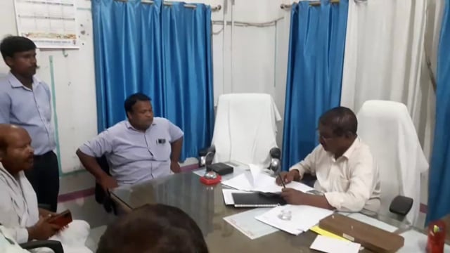 हसपुरा में पईन उड़ाही को।लेकर बीडीओ से मिले मुखिया प्रतिनिधि समेत दर्जनों किसान,मांग पत्र सौंपा