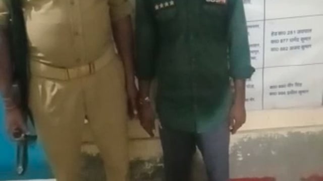 बेला कस्बा क्षेत्र से पुलिस ने एक व्यक्ति को 16 क्वार्टर अवैध देसी शराब के साथ किया गिरफ्तार