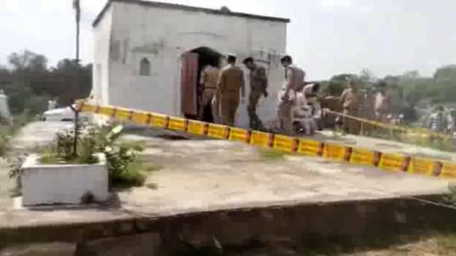 महेवा में दबंग यूबको ने एक युवती को पेट्रोल डालकर जिंदा जलाया मोके पर पहुची पुलिस ने शब को कब्जे में लेकर भेजा पोस्टमार्