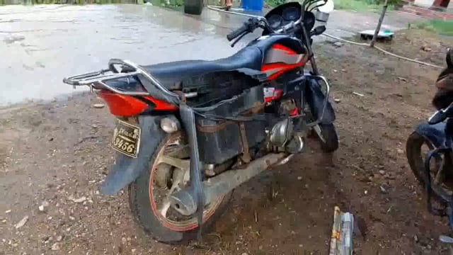 पुलिस ने हथमरवा गांव के समीप एक बाइक समेत 102 लीटर महुआ शराब किया जप्त,चालक फरार