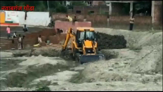 नवाबगंज में मनरेगा मजदूरों के जगह जेसीबी मशीन से कराया जा रहा अमृत सरोवर तालाब का निर्माण