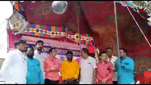आंदोलक पत्रकारांनी फोडली छत्रपती शिवाजी महाराज चौक येथे कंस प्रशासनाच्या निष्क्रियतेची दही हंडी