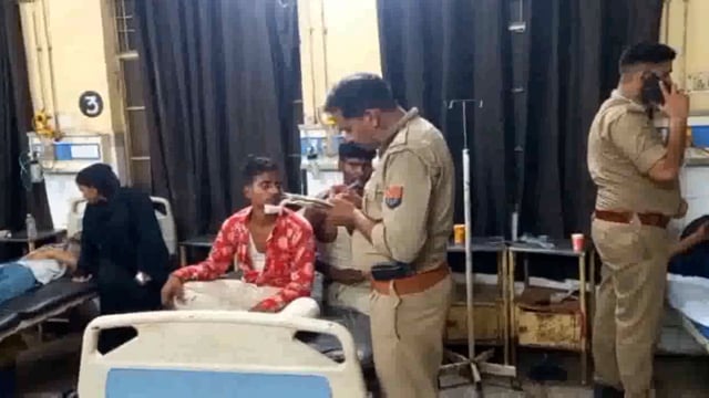 एटा। देर रात खड़े ट्रक में पीछे से टकराई रोडवेज बस, 2 दर्जन से अधिक सवारियां हुई घायल।