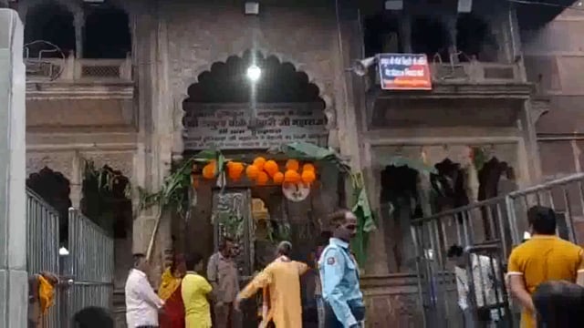 मथुरा वृंदावन के सुप्रसिद्ध बांके बिहारी जी मंदिर में जन्माष्टमी की देर रात को अधिक भीड़ जुटी और दो की दम घुटने से मौत