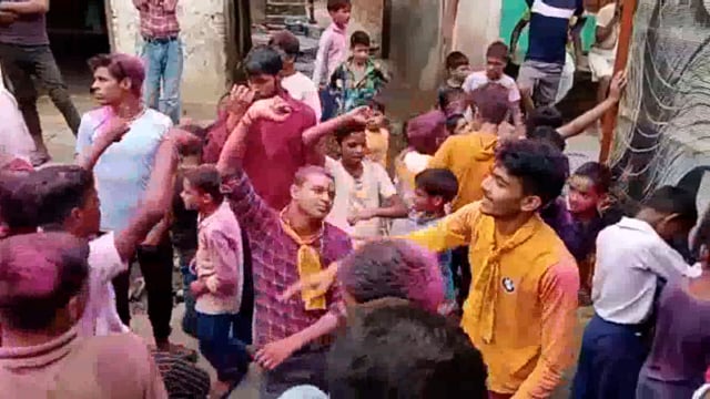 मथुरा जनपद के बॉर्डर पर शिवाला गांव में जन्माष्टमी के उपलक्ष में निकाली गई झांकियां राधा कृष्ण के गीतों की धुन पर थिरके