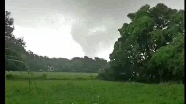 भारी चक्रवात ने मचाई तबाही, राहत बचाव कार्य जारी

ग्रामीणों ने वीडियो किया वायरल
