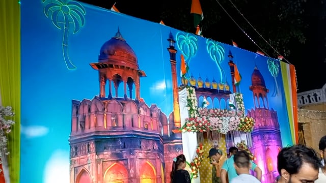 बारह बजते ही घर घर जन्मे कृष्ण कन्हैया, बजी बधाइयां