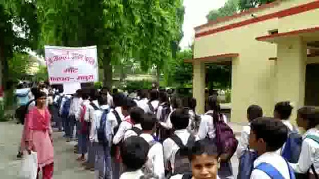 मार्ट ब्रज आदर्श इंटर कॉलेज के छात्र छात्राओं ने निकाली गंगा स्वच्छ मिशन प्रभात फेरी