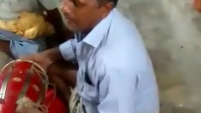 नगवा के श्रीरामजानकी मंदिर पर मुख्य अतिथि के रूप मे पहुंचे प्रधान स्वामीनाथ सिंह ने लोगो मे कराया प्रसाद का वितरण