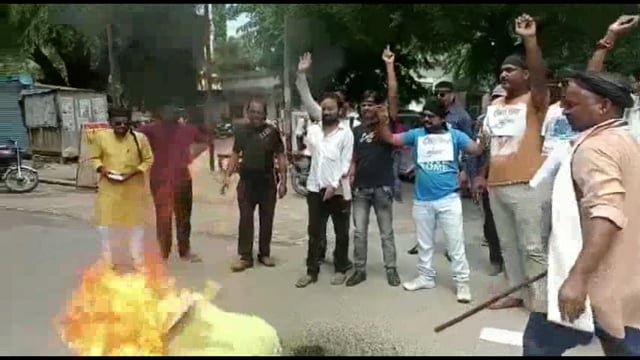 लखीमपुर खीरी (यूपी) आक्रोशित लोगों ने फूंका राकेश टिकैत का पुतला एक टीवी चैनल पर बैठकर लखीमपुर वासियों को कहा था गुंडा ब