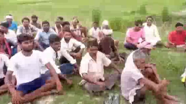 माइनर की सफाई न होने पर महराजगंज इन्हौना मार्ग पर किसानों का प्रदर्शन अधिकारियों के सफाई के आश्वासन पर धरना समाप्त।