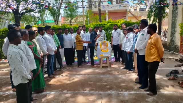 कृषी उत्पन्न बाजार समिती येथे माजी पंतप्रधान राजीव गांधी यांची जयंती साजरी