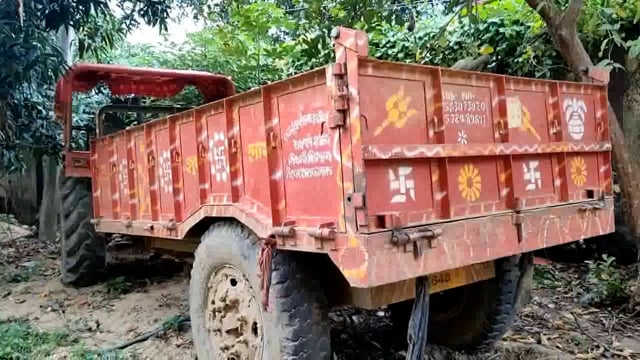अवैध बालू लदे एक ट्रैक्टर को बिंद थाने की पुलिस ने की जब्त