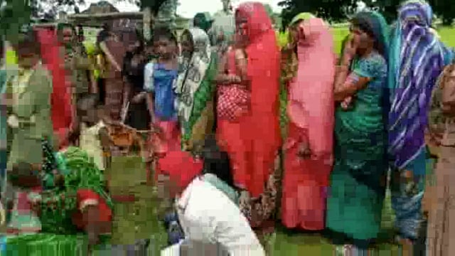 संदिग्ध परिस्थितियों में पेड़ से लटकता मिला एक 22 वर्षीय युवक का शव, पुलिस ने पोस्टमार्टम  के लिए भेजा