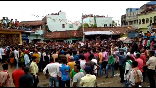 बरदाहा बाजार तथा साढ में दही मटकी फोड़ प्रतियोगिता कार्यक्रम का किया गया आयोजन, विजयी युवक को किया गया सम्मानित