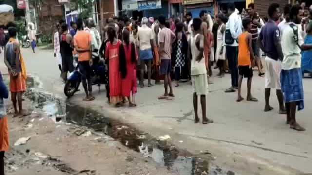 हिलसा के त्रिलोक विगहा में विजली करेंट के चपेट में आने से एक व्यक्ति की हुई मौत, आक्रोशित ने किया सड़क जाम