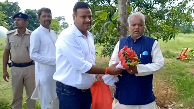 रहुई प्रखंड के जदयू के वरिष्ठ नेता भवानी सिंह ने B.Ed कॉलेज में मंत्री श्रवण कुमार को उनके जन्मदिन पर बुके दे दिया शुभ,