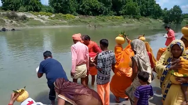 रामसनेहीघाट के कोटवा सड़क में भागवत कथा आयोजन के दौरान निकाली गई कलश यात्रा