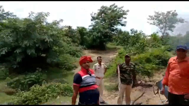 पुलिस ने भीतिया गांव के जंगल में छापेमारी कर दो  संचालित  महुआ शराब की भठ्ठी को किया ध्वस्त