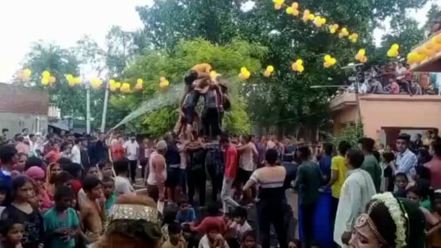 मथुरा के माट में नरसिंह मंदिर पर दही हांडी फोड़ प्रतियोगिता का मंचन किया गया सैकड़ों लोग रहे उपस्थित