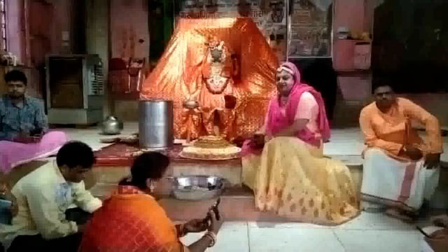 सखी महाराज ने अपनी व भगवान श्रीकृष्ण की 26वीं शादी की सालगिरह पर गिर्राज महाराज को अर्पित किया 26 किलो का केक ।