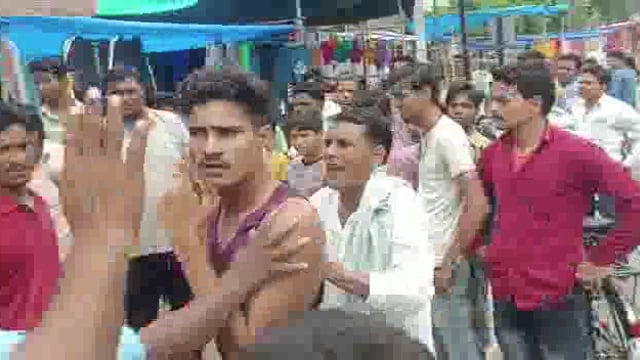 माट बाजार में पटरी पर फढ़ लगा कर बैठे दुकानदार और ग्राहक के बीच हुआ झगड़ा
