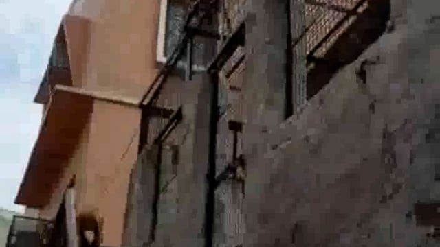 मथुरा के वृंदावन में बिहारी जी मंदिर में 2 श्रद्धालुओं की मौत की जांच करने पहुंचे डीएम के चश्मा को लेकर बंदर हुआ फरार