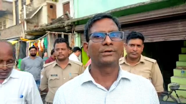 औरैया के दिबियापुर के मोहल्ला भगवतीपुर अधिकारियों द्वारा जीएसटी को लेकर बड़े दुकानदारों पर छापेमारी
