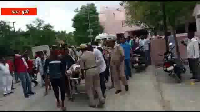 मऊ जनपद के हथिनी गांव में पुलिस के सामने हमलावरों ने मारी गोली ,युवक की हुई मौत #gunshot