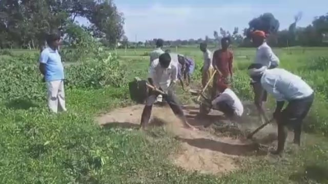 वजीरगंज के बाल्हाराई मे प्रधान ने खेल मैदान का सीमांकन कराते हुए कराई साफ- सफाई