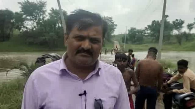 मँझनपुर तहसील के यमुना बढ़ा पानी लोगो को हो रही परेशानी