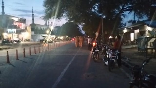 वजीरगंज थाना अध्यक्ष के नेतृत्व में पुलिस ने पैदल गस्त कर कानून व्यवस्था मजबूत करने का दिया संदेश 