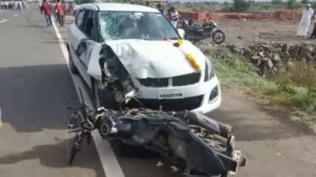 दिघंची आटपाडी रस्त्यावर साळसिंग मळा येथे मोटरसायकल व चार चाकी चा अपघात एक जण ठार


