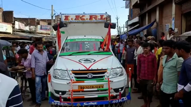 मवेशी लदे एक गाड़ी को स्थानीय लोगों ने पकड़ थाना को किया सुपुर्द ।