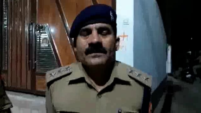 औरैया के ब्रह्म नगर में युवक द्वारा फांसी लगाई जाने के बाद  सीओ सुरेंद्रनाथ ने मीडिया को दी जानकारी