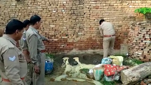 सदर कोतवाली के मोहल्ला बनारसीदास में आबकारी  विभाग व पुलिस की टीम द्वारा अवैध मदिरा के खिलाफ चलाया गया अभियान
