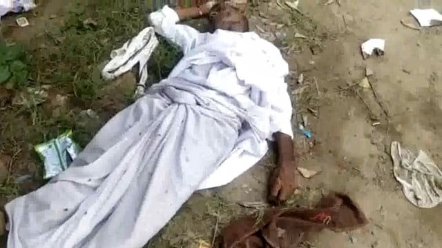 राधाकुंड रोड पर पेड़ से लटका मिला अज्ञात व्यक्ति का शव इलाके में फैली सनसनी , पुलिस ने शव को पोस्टमार्टम के लिए भेजा ।