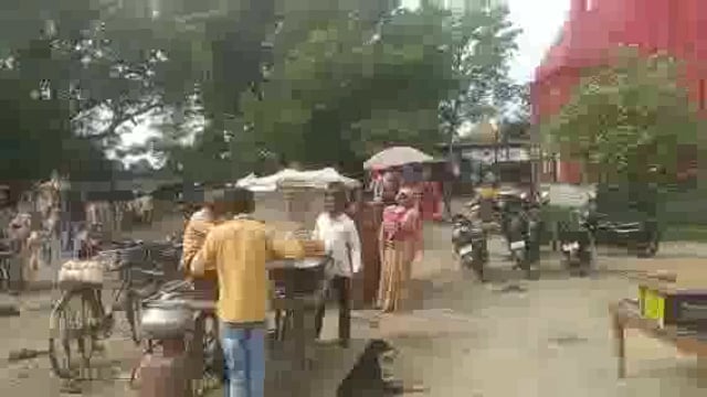 वजीरगंज के बाल्हाराई स्थित सिद्ध पीठ बालेश्वर नाथ मंदिर पर सैकड़ो की संख्या मे लोगो ने किया जलाभिषेक