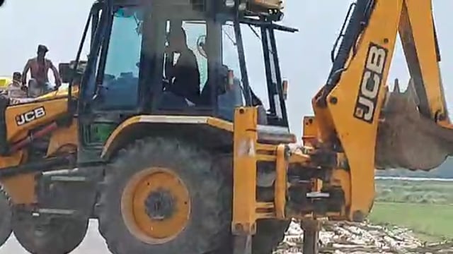 नवाबगंज ढेमुवामार्ग मार्ग पर आधी सड़क कटने के बाद शुरू हुआ मिट्टी पटाई का कार्य