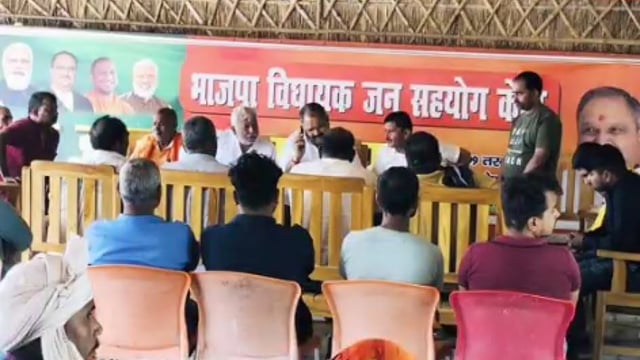 नवाबगंज क्षेत्र के दर्जनों लोगों ने भाजपा विधायक प्रेम नारायण पांडे से मुलाकात कर समस्याओं से कराया अवगत