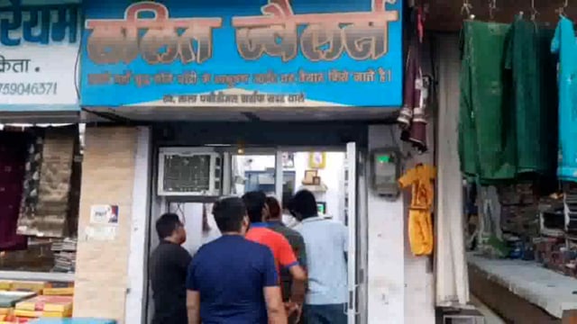 मथुरा कोतवाली के महोली रोड पर ज्वेलर्स के साथ की ठगी सीसीटीवी कैमरा में हुई कैद पुलिस मामले की जांच में लगी