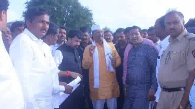 नुकसानग्रस्त शेतकऱ्यांना हेक्टरी 50 हजार रुपयांची मदत द्या,आमदार संजय बनसोडे यांची कृषिमंत्र्याकडे मागणी