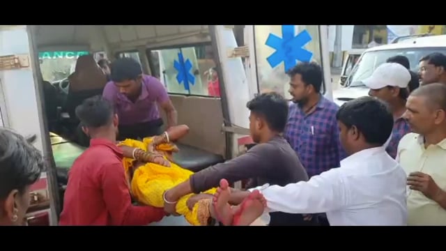 अमरपुर गोला चौक पर मैजिक गाड़ी के धक्के से एक महिला सहित 5 वर्षीय बच्ची हुई गंभीर रूप से जख्मी रेफर