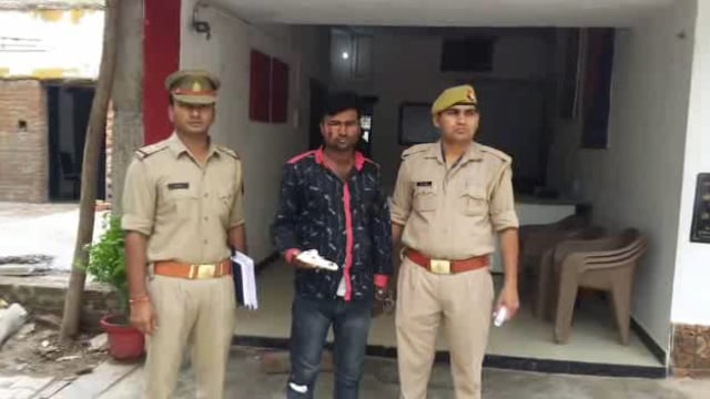 गुरसरांय पुलिस ने सघन चैकिंग के दौरान एरच रोड आर ओ प्लांट के पास से तमन्चा सहित अभियुक्त को किया गिरफ्तार