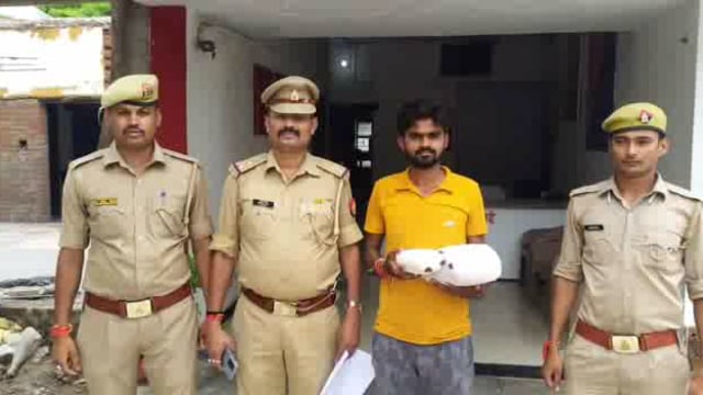 गुरसरांय पुलिस ने अस्ता रोड पेट्रोल पंप के पास से गांजे के साथ अभियुक्त को किया गिरफ्तार