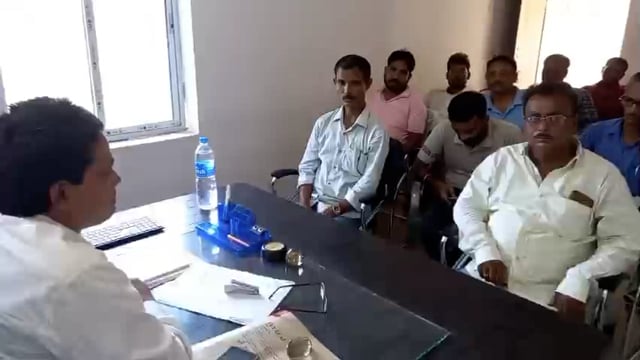 मनरेगा कार्यालय धोरैया में पीओ ने पीआरएस के साथ की बैठक ,मजदूरों के आधार इंट्री का दिया निर्देश