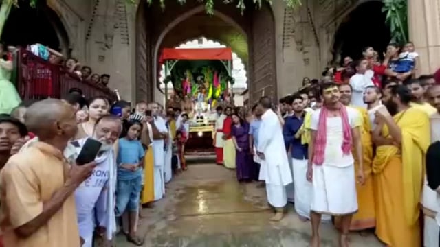 वृंदावन के श्री रंगनाथ मंदिर में लठ्ठा मेला का आयोजन किया गया रंगनाथ जी का आशीर्वाद लेकर पहलवानों ने दिखाए अपने दमखम